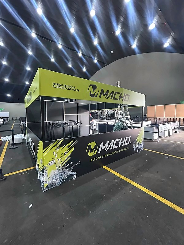 Stand con estructura y gráfica en gran formato en un pabellón de feria