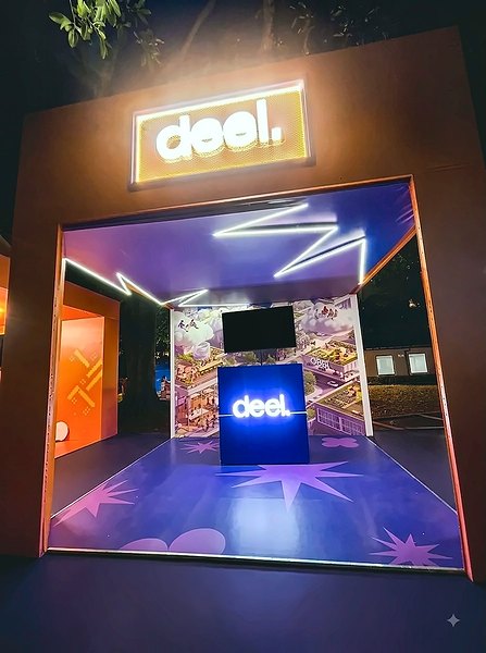 Portal de marca con neón LED, pantalla y piso gráfico para una activación