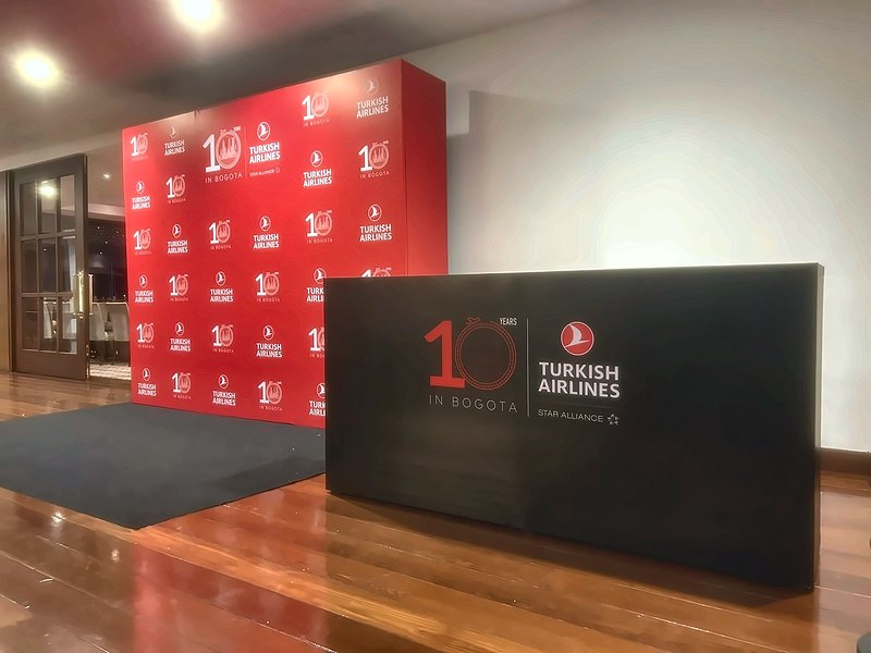 Backing tipo photocall y counter con logo para un evento corporativo
