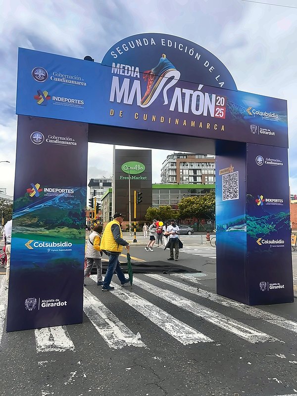 Arco de meta con gráfica impresa en gran formato para una media maratón