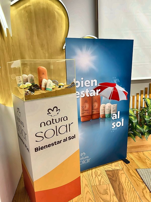 Exhibidor de producto y banner para un punto de venta