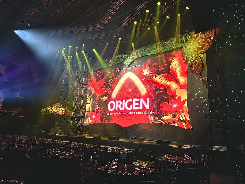 Escenario con pantalla LED, iluminación y gráfica para un evento en vivo