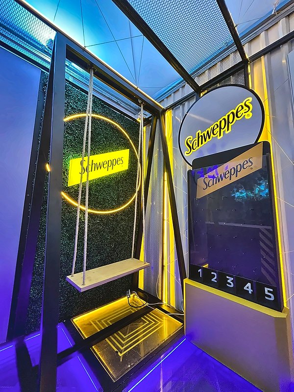 Activación de marca con columpio, neón LED y gráfica iluminada