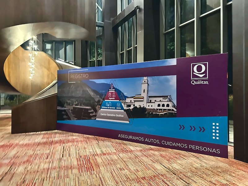 Backing de registro con gráfica impresa en el lobby de un hotel