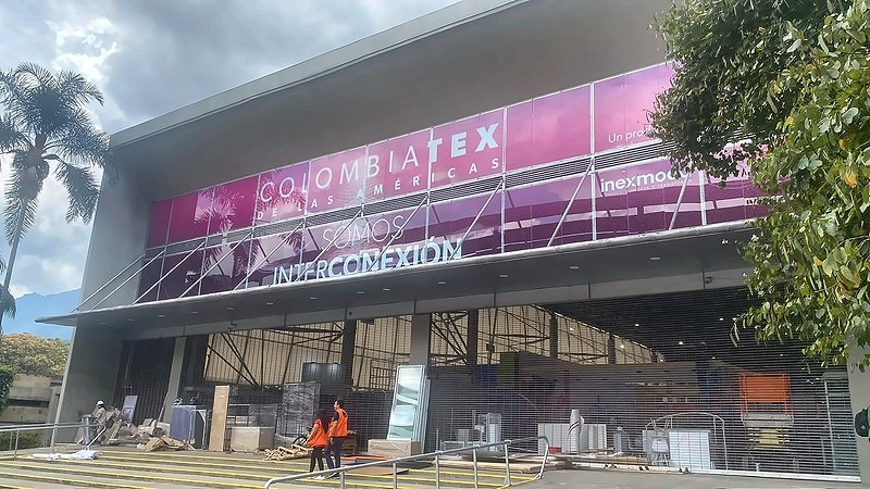 Gráfica de gran formato en la fachada de un recinto para una feria textil
