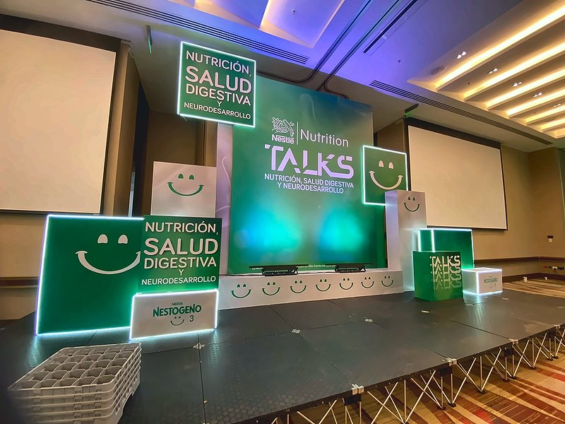 Escenario y gráfica iluminada para un evento de nutrición dirigido a médicos