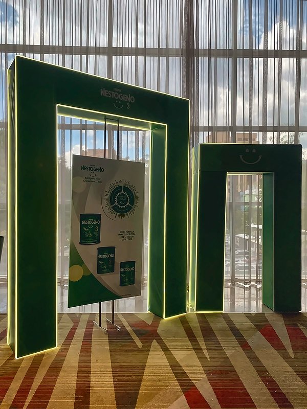 Portales con iluminación LED y gráfica para un congreso en salón de hotel